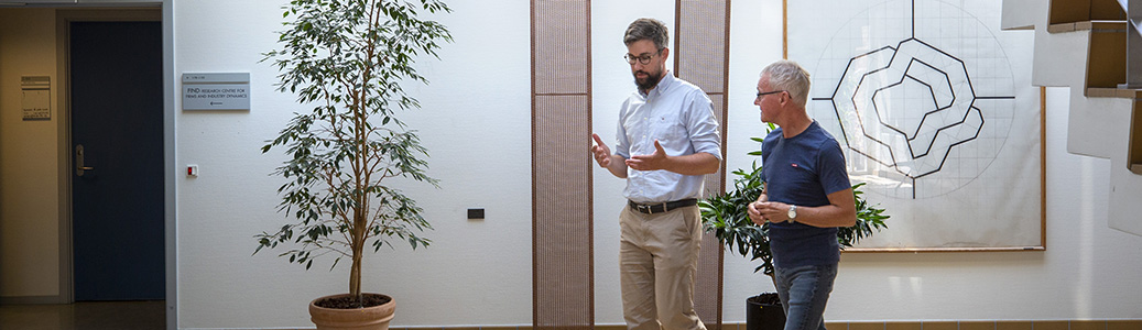 Researchers discussing Photo: Lars Kruse, Aarhus University