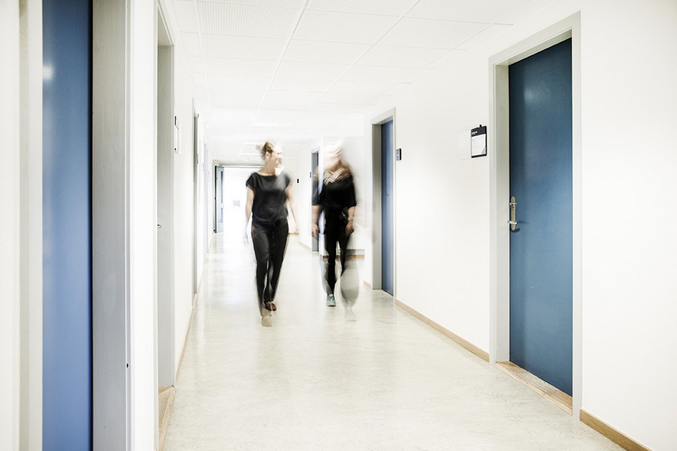 Photo: Lise Balsby Two women in a hospital corridor