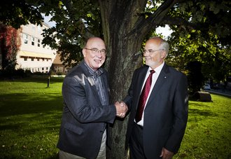 Dale T. Mortensen and former Rector Lauritz B. Holm-Nielsen Photo: Aarhus University